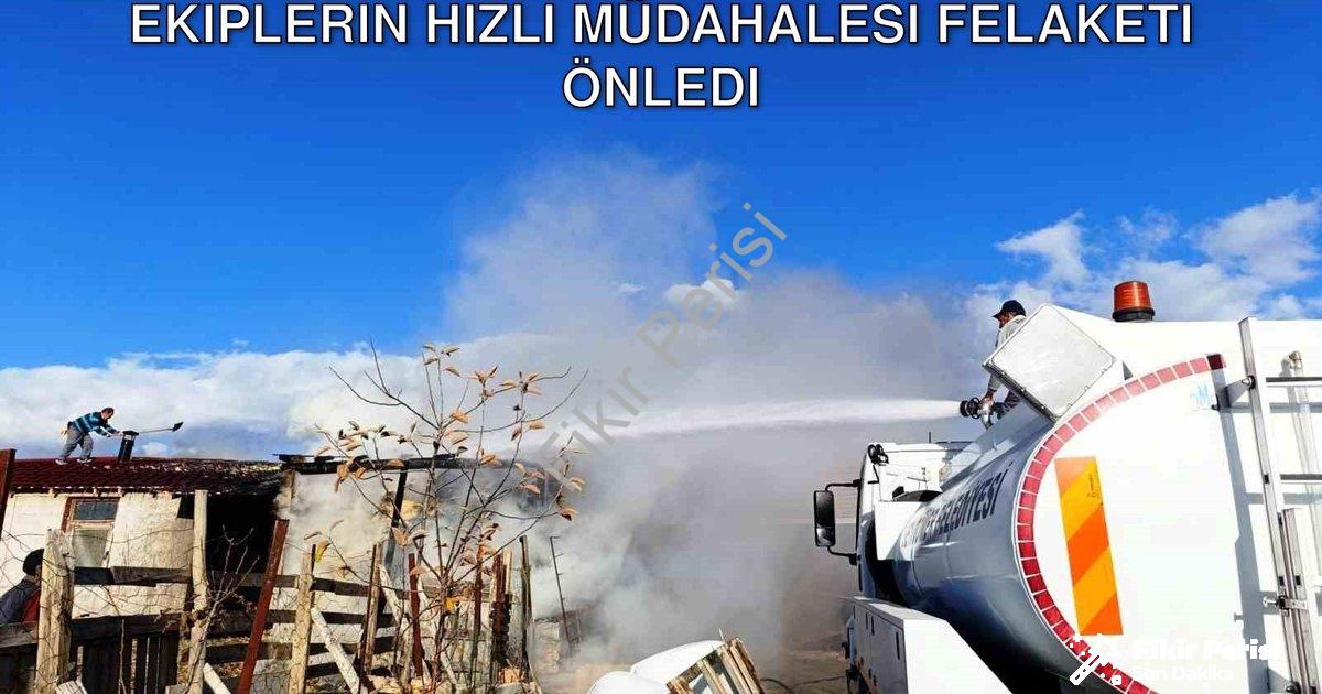 "Kütahya Seyitömer'de Ahır Yangını: Ekiplerin Hızlı Müdahalesi Felaketi Önledi" başlıklı haber için