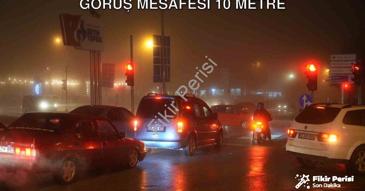 "Denizli’de Yoğun Sis Hayatı Felç Etti: Görüş Mesafesi 10 Metre" başlıklı haber için fotorealistik,