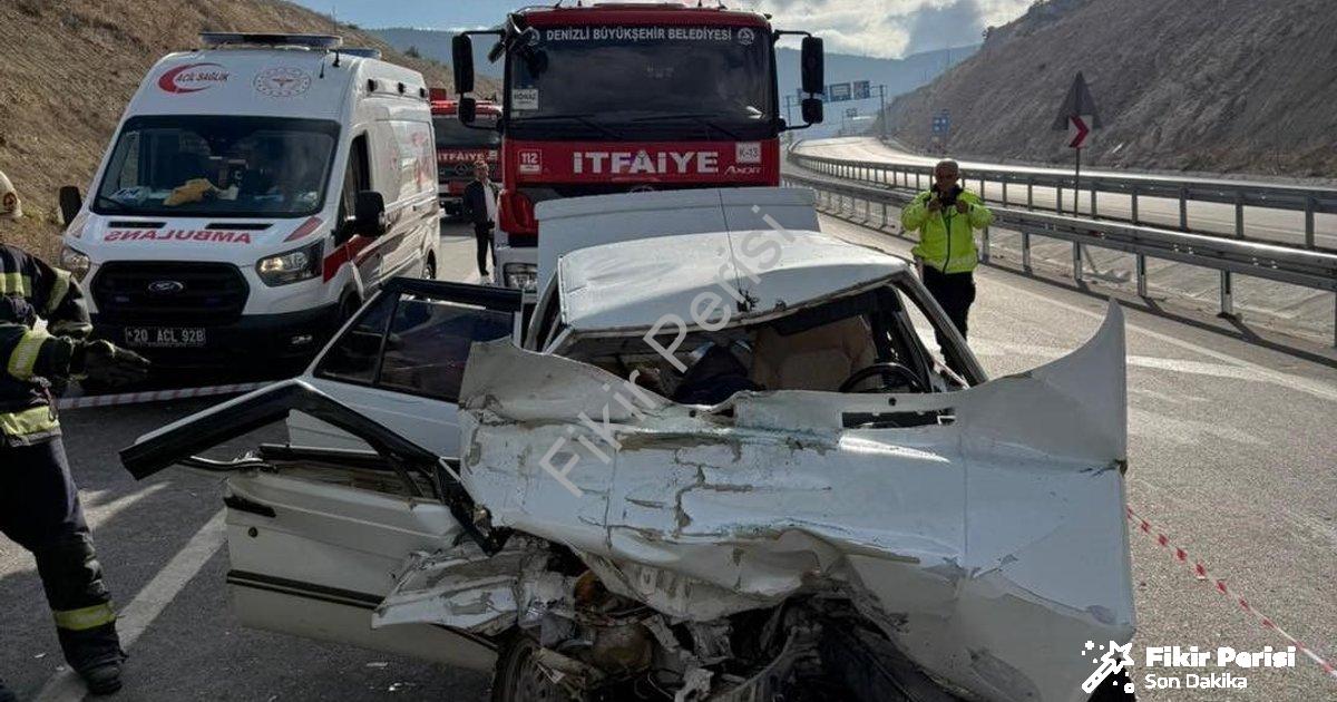 "Denizli'de Kamyona Ok Gibi Saplanan Otomobilden Acı Haber: 1 Ölü" başlıklı haber için fotorealistik